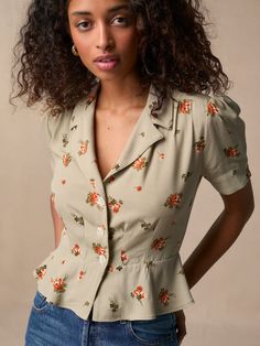 Short-sleeved blouse.      * Romantic linden floral print   * Fitted cut   * Short sleeves   * Fastening with three buttons   * Basque effect   * Made in Romania Sunday Top, Rouje Paris, Stitching Dresses, Romantic Blouses, Jeanne Damas, Outfit Primavera, Myanmar Dress, Made In Romania