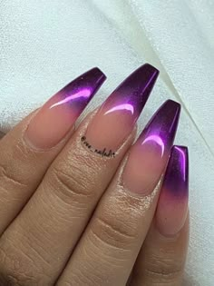 The Best Chrome Nail Ideas to Copy Stylish Belles Purple chrome nails, Purple ombre nails Dark Purple Ombre Nails, Purple Chrome Nails Design, Ombre Chrome Nails, Purple Chrome Nails, Nail Purple, Dark Purple Nails, Purple Chrome