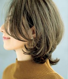 Medium Hair Styles For Women, Hair Upstyles, Shot Hair Styles, روتين العناية بالبشرة, Haircuts For Medium Hair, Short Bob Haircuts, Round Faces, Medium Hair Cuts, Light Hair