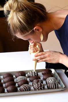 4-Ingredient Easter Egg Oreo Truffles | gimmesomeoven.com Easter Eggs Chocolate, Chocolate Bomb, Easter Cupcakes, Easter Cakes