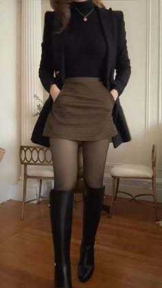 Chique e confortável! Você se vestiria assim para ir em qual lugar? Dark Academia Outfits, Academia Outfits, Old Money Outfits, Casual Day Outfits, Old Money Style, Thanksgiving Outfit, Winter Fashion Outfits, Cute Outfit