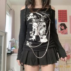 Y2k Dark Academia, Shirt With Chains, Dark Academia Grunge, Grunge Long Sleeve, Academia Grunge, Graphic Tee Outfit, Punk Women, Academia Clothes, Harajuku Outfits