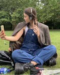 Salopette Outfit, Overalls Outfit Aesthetic, Overalls Aesthetic, Bookworm Clothes, Denim Overalls Outfit, Overall Outfit, Overalls Outfit, Funky Outfits, 인물 사진