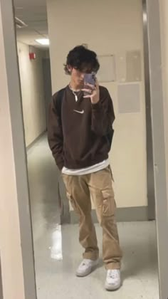 Brown Crewneck Outfit Men, Boys Styles Fashion, Cool Fits Men, How To Style Cargo Pants Men, Khaki Cargo Pants Outfit Men, Fits Aesthetic Men, Brown Cargo Pants Outfit Men, Men’s Cargo Pants Outfit