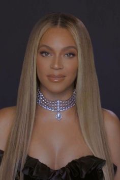 Heart-Warming Shades for the Colder Months Beyonce Straight Hair, Beyonce Blonde Hair, Beyonce Hair Color, Beyonce Hairstyles, Humanitarian Award, Beyonce Blonde, Hair Color Ideas For Fall, Beyonce Hair, African Tattoo