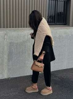 Vinter Mode Outfits, Rok Outfit, Mode Zara, Uggs Outfit, Outfit Trends, Mode Inspo, Autumn Outfit, Outfit Inspo Fall