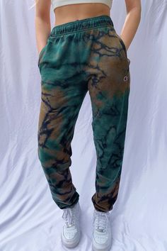 Diy Dye Clothes, Green Closet, Tie Dye Clothes, Tie Dye Patterns Diy, Vintage Sweatpants, Vintage Tie Dye