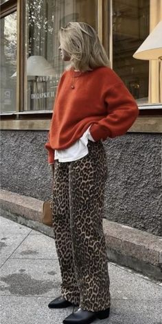 Leapord Jeans Outfits, Style Leopard Pants, Cheetah Jeans Outfit, Leopard Trousers Outfit, Leopard Print Trousers Outfit, Animal Print Pants Outfit, Leopard Jeans Outfit, Leopard Pants Outfit, Eclectic Clothing Style