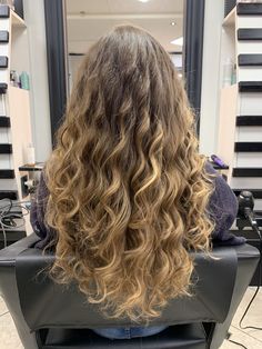 Layered Hair Balayage Brunettes, Highlights On Wavy Hair Curls, Perm Highlighted Hair, Wavy Blonde Balayage, Wavy Ombre Hair, Long Wavy Hair Highlights, Long Wavy Hair With Highlights, Balayage For Wavy Hair, Natural Wavy Hair Balayage