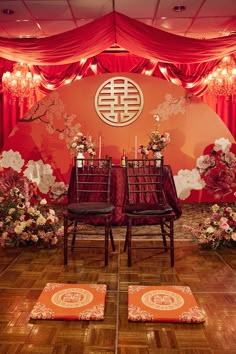 Gold Ceremony Decor, Wedding Cake Chinese, Asian Tea Ceremony, Chinese Wedding Photos, Moody Wedding Decor, Chinese Wedding Tea Ceremony, Asian Wedding Decor, Red Gold Wedding