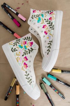 Sneakers Painting Ideas, Shoe Painting Ideas, Painting Ideas Flowers, Sneakers Painting, Shoe Painting, Painted Converse, Custom Sneakers Diy