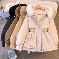 Winter Jacket For Women, Aesthetic Winter Jacket, Winter Coats Outfits, Oversized Long Coat, Walk Dog, Women Winter Fashion, Cute Winter Coats, Women Winter Jacket, White Winter Coat