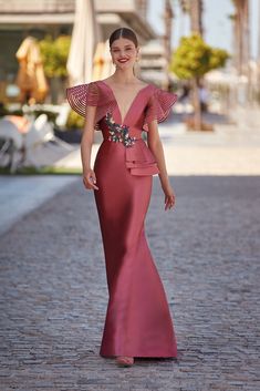 Description Pink Mermaid, Long dress Sleeveless Plunging neckline Embroidered lace, Satin Dry Clean Evening Dress Made in Spain MG3305 Marchesa Couture, Pink Mermaid, Midi Dress Style, Mermaid Dress, Mini Dress Party, Mother Of The Bride, Dress Making, Open Back, Dress Length