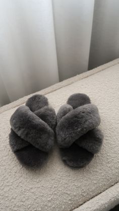 Athena is our new sheepskin crossover slippers, a pure luxury to wear when the weather becomes colder - warm and soft. Made with a lightweight, cushiony foam footbed and rubber sole for practicality and longevity, even if you occasionally need to pop outdoors in them. Details and Fit Supersoft Sheepskin Handwash Sizes 36 - 40 Colour: Anthracite