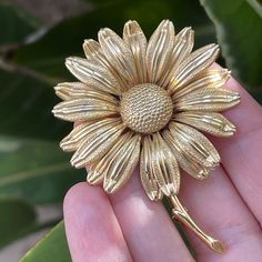 This Is A Superb 1950s Signed Lisner Gold Tone Daisy Flower Brooch. It Looks Gorgeous On Any Coat Or Dress. Signed Lisner On Back Of Two Petals Of The Flower. Measures 2.5 Inches From Top To Bottom. In Unused Vintage Condition. Vintage Spring Brooches, Vintage Flower Brooch For Evening, Vintage Yellow Gold Flower Brooch, Vintage Yellow Gold Flower Brooches, Retro Floral Brooch For Formal Occasions, Vintage Flower Shaped Brooches For Formal Occasions, Vintage Flower Brooches For Formal Occasions, Vintage Flower Brooches For Anniversary, Retro Formal Flower Brooch