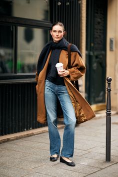 Jeans Palazzo, Paris Street Style Spring, Pfw Street Style, Copenhagen Street Style, Street Style Spring, Parisian Women, Sweater Layering, Street Style Trends, Street Style Paris