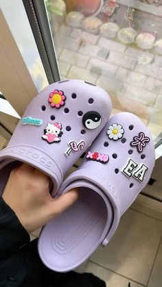 cute crocs ideas charms lilac purple aesthetic Crocs Pins Aesthetic, Crocs Purple Aesthetic, Lavender Crocs Aesthetic, Lilac Crocs With Charms, Croks Slipper Aesthetic, Lavender Crocs With Jibbitz, Lilac Crocs, Purple Crocs Aesthetic, Girly Crocs