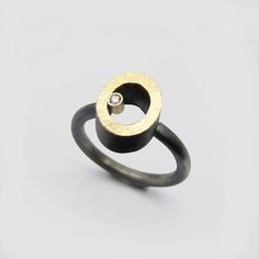 Anillo de plata, oro amarillo de 18k y un diamante talla brillante. Metal Work, Metal Working, Wedding Rings, Engagement Rings