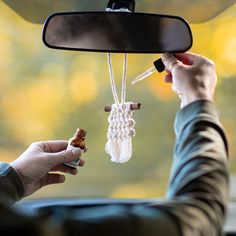 Macrame Car Charm, Diffuser Diy, Car Mirror Hangers, Simpul Makrame, Mirror Car Accessories, Car Hangers, Wedding Ring Diamond Band, Crochet Car