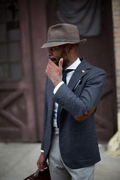 Blazer with elbow patches and lapel pin. A Man In A Suit, Man In A Suit, Inspiration Mode, Fashion Mode, Men Looks