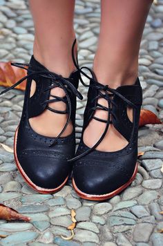 Oxford Wedges, Wooden Heel, Crazy Shoes, Shoe Obsession, Suho, Leather Booties, Womens Oxfords, Wearing Black, Cute Shoes