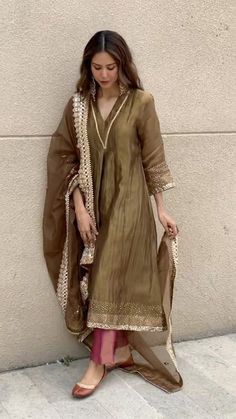 Strait Kurti Designs Latest, Wedding Casual Outfit, Silk Kurti Designs, Trendy Outfits Indian, Latest Dress Design, Hollywood Wedding, Salwar Designs, Kurti Designs Latest, Long Kurti Designs