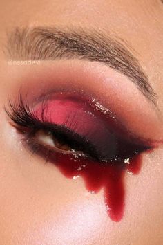 Gory Vampire Makeup, Halloween Idea Make Up, Blood Drip Makeup Look, Aesthetic Vampire Makeup, Halloween Theme Makeup, Vampire Make Up For Women, Make Up Halloween Vampire, Blood Eye Makeup, Vampire Makeup Halloween Women