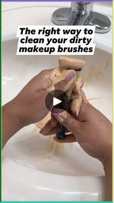 No more dirty makeup brushes. This is how to quickly double clean your brushes for hygiene and fluffiness. #makeupbrushcleaner #CleanMakeupBrushes... Dirty Makeup, Pro Makeup Tips, Makeup Removal Tips, Clean Makeup Brushes, Pop Art Makeup, Bold Makeup Looks, Minimalist Makeup, Makeup Help, How To Clean Makeup Brushes