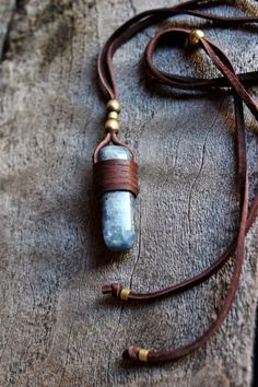 colgante cianita y cuero Mykgemas Blue Stone Necklace, Diy Collier, Leather Necklace, Leather Jewelry, Blue Stone, Leather Cord