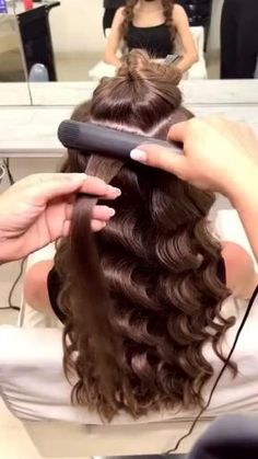 Curl Hair With Straightener, Hair Curling Tutorial, Hair Curling Tips, Simple Hair, Hair Tips Video, Hair Tutorials For Medium Hair, Hair Stylies, Hair Up Styles, Hairdo For Long Hair