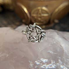 Pentacle Ring with Leaves, sterling silver Minimalist Witch, Earthy Rings, Ring With Leaves, Pentacle Jewelry, Copper Electroformed Jewelry, Business Manifestation, Horror Fashion, Magic Healing, Time Magic