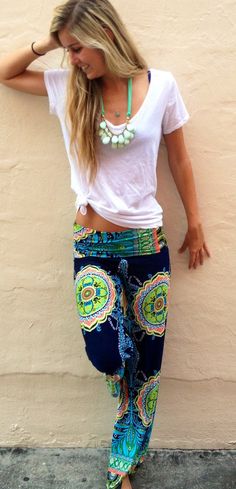 Amazing floral design casual summer pants Casual Summer Pants, Estilo Hippie, Mode Boho, Neue Outfits, Bohol, Boho Pants, Yoga Photography, Outfit Trends, Wide Pants