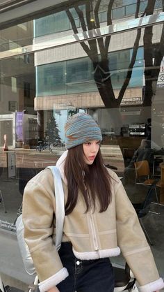 Grey Puffer Jacket Outfit, Japanese Winter Outfits, Winter Layering Outfits, Korea Winter, Winter Travel Outfit