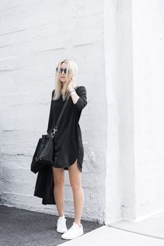 figtny | Back to Black... Dress Tennis Shoes, All Black Outfits For Women, Woman In Black, Foto Art, Minimal Chic, All Black Outfit, Sneakers Outfit, Street Style Looks, Inspiration Mode