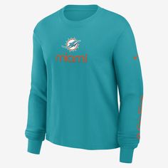 Made with bold team details and soft cotton fabric, this Boxy T-Shirt helps you comfortably support the Miami Dolphins in cooler weather. Green Crew Neck Top With Team Logo, Nike Blue Sweatshirt For Sports Events, Blue Long Sleeve T-shirt With Team Spirit, Nike Crew Top With Letter Print, Blue Long Sleeve Tops With Team Logo, Blue Long Sleeve T-shirt For Sports Season, Blue Long Sleeve T-shirt For Sports Events, Nike Long Sleeve Tops Team Spirit, Nike Long Sleeve Tops With Team Spirit