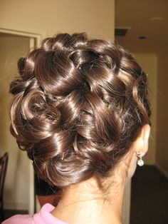 Up do for medium to long hair. This is so incredibly elegant to me. I think I pinned this on my for the salon board but this truly is one of my favorites! If you had highlights it would be even prettier !! Party Curls, Salon Board, Medium To Long Hair, Curled Updo, Formal Hair, Elegant Updo, Braids For Short Hair, Long Curly Hair, Long Curly