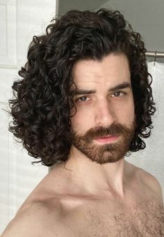 O cabelo cacheado e crespo são mais ressecados devido a sua curvatura que impedi que a oleosidade natural do cabelo chegue até o comprimento e as pontas do cabelo, fazendo com que o cabelo fique bastante ressecado. Cabelo cacheado masculino - Dicas para cabelo cacheado - Cuidados com o cabelo cacheado Wavy Hair Routine, Haircuts For Balding Men, Curly Hairstyles For Men, Undercut Long Hair, Curly Wavy Hair, Men Haircut Curly Hair