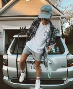 Summer Style Tomboy, Tomboy Summer Outfits Shorts, Tomboy Summer Fashion, Tomboy Outfit Summer, Masculine Lesbian Style Summer, Masc Lesbian Style Summer, Summer Fits Tomboy, Tom Boy Summer Outfits, Summer Outfit Tomboy