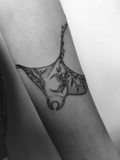 Manta Ray Flower Tattoo, Floral Manta Ray Tattoo, Manta Ray Tattoo, Stingray Tattoo, Ray Tattoo, Tattoo 2023, Girls Tattoos, Shin Tattoo