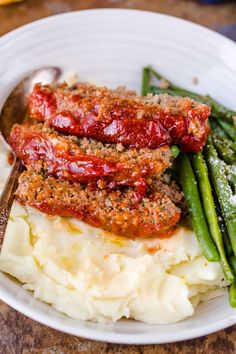 meatloaf, mashed potatoes and green beans on a plate