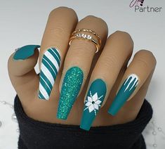 December Nail Designs, Christmas Nails Diy, Nail Art Noel, New Years Nail Designs, New Years Eve Nails, Pointy Nails, December Nails, Christmas Nail Art Designs