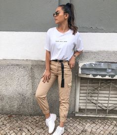 Khaki Joggers Outfit Women, Cute Casual, Cargo Outfit, Outfits Simple, Looks Pinterest, Fashion Nova Outfits, Beige Outfit, Womenswear Fashion, Cute Comfy Outfits