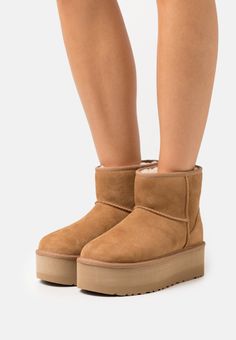 UGG CLASSIC MINI PLATFORM - Bottines à plateau - chestnut/cognac - ZALANDO.FR Ski Fits, Platform Outfit, Ugg Classic Mini Boot, Cute Uggs, Nike Shoes Girls, Ugg Classic Ultra Mini, Ugg Mini, Shoe Wishlist