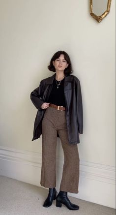 Autumn Cool Outfits, High Waisted Trousers Work Outfit, Dresses For Tomboys Formal, Office Job Outfits Casual Plus Size, Business Casual Outfits Vintage, Office Vintage Outfit, Workpants Workwear Outfit, Washington Dc Work Outfits, Indie Business Outfits