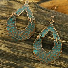 Nwt Boho Metal Water Drop Earrings. Beautiful Bronze Metal With Hints Of Turquoise. They Measure 1.5" Long & 1" Wide. E#600 Patina Diy, Water Drop Earrings, Jewelry Ear, Ghost Earrings, Clover Earrings, Copper Patina, Stud Jewelry, Bronze Metal, Skull Earrings