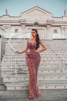 Maroon Evening Dress, 21st Dresses Birthdays, Dinner Gown Styles, Reception Dress Wedding, Matric Dance Dresses, Dinner Gowns, Dinner Gown, Sparkly Prom Dresses, Prom Girl Dresses