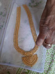 Indian Gold Necklace Designs, Best Indian Wedding Dresses, Gold Haram, Unique Gold Jewelry Designs, Bride Photos Poses, Bride Photos, Gold Jewels Design, Anarkali Dress Pattern, Gold Necklace Indian