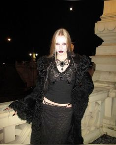 Vampire Inspired Dress, Black Vampire Outfit, Vampire Gothic Outfits, Elvira Inspired Outfits, Vampire Goth Dress, Vampire Outfit Casual, Vampiric Outfits, Vamp Outfit Style, Vampire Aesthetic Clothes