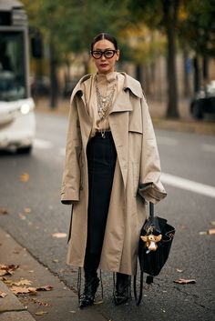 Winter Street Style 2024 Women, Cold Spring Outfits Casual, Fashion Week Street Style 2025, 2025 Street Style, Street Style 2025, Cropped Trench Coat Outfit, Spring Europe Outfits, Russian Street Style, Casual Brunch Outfit Summer