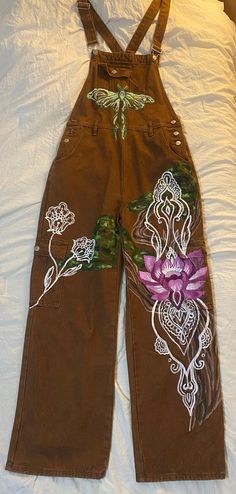 Hand painted overalls! Perfect outfit for music festivals or for everyday wear! Size large! Painted Overalls, Outfit Styles, Earthy Outfits, Estilo Hippie, Painted Clothes, Styl Boho, Music Festivals, Hippie Outfits, Dream Clothes